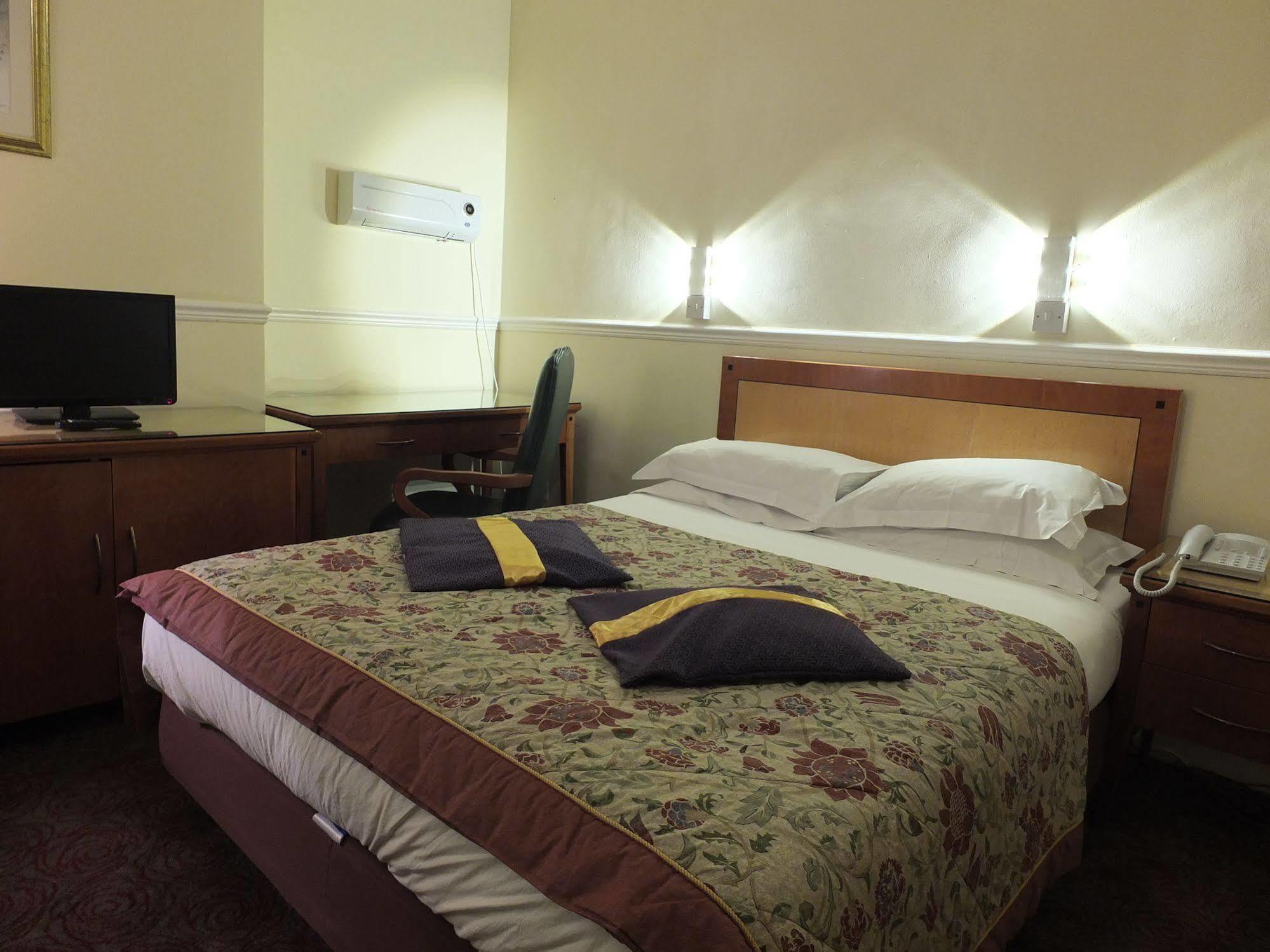 Eurobar & Hotel Оксфорд Экстерьер фото