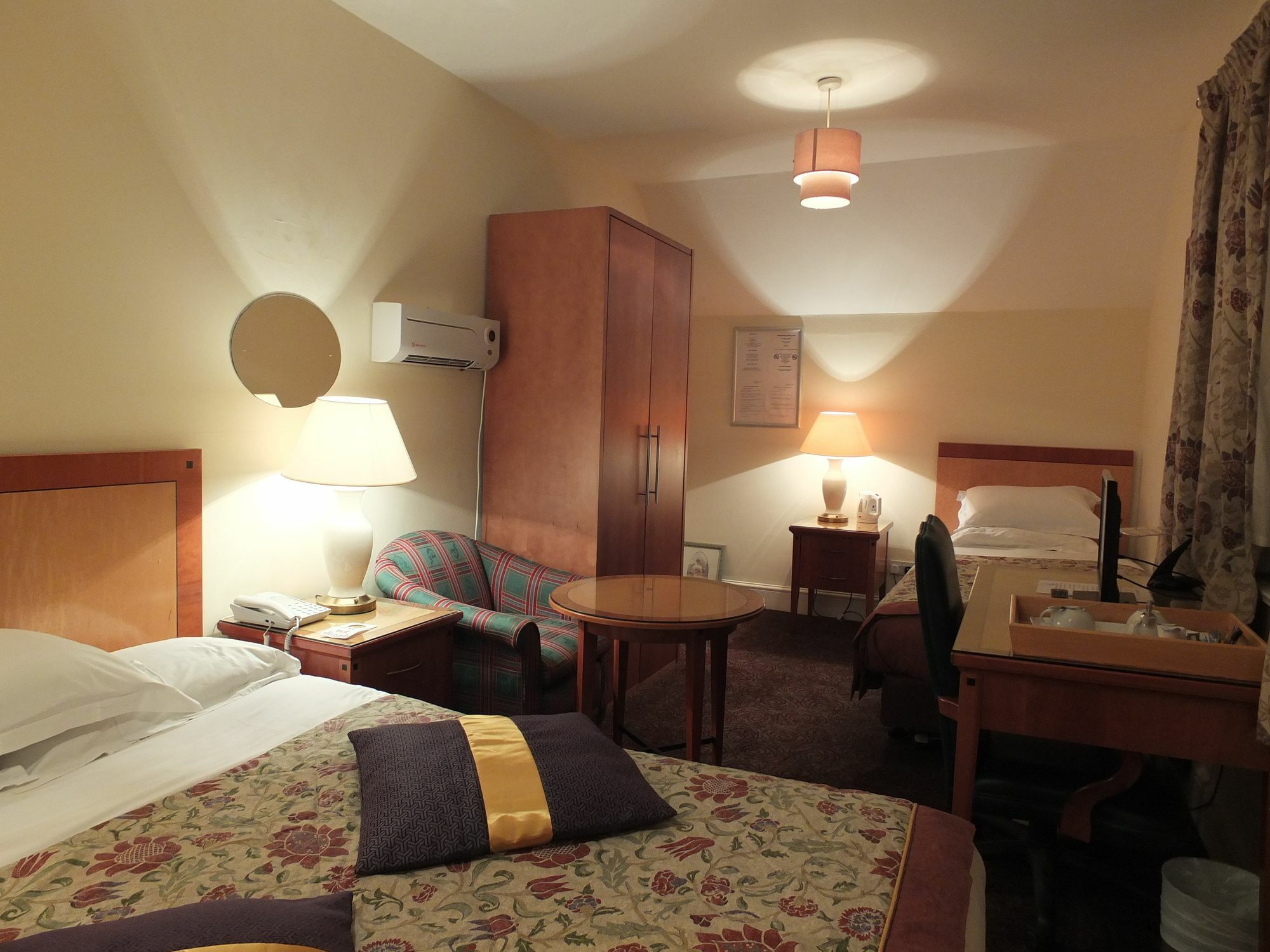Eurobar & Hotel Оксфорд Экстерьер фото